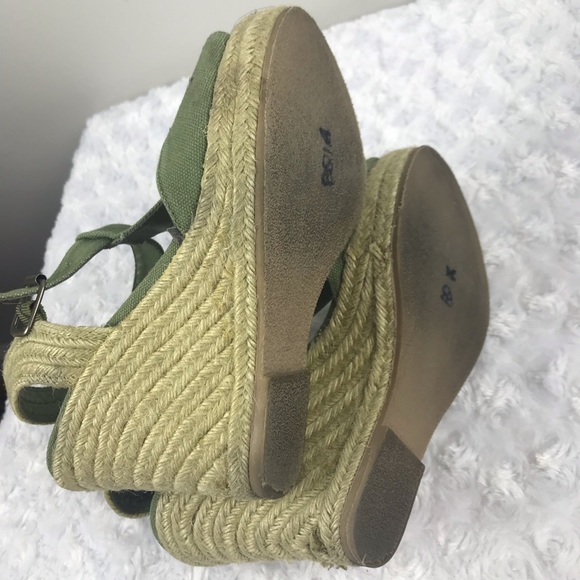 Steve Madden Wade T Strap Wedges Size 6.5 Olive - Picture 5 of 5